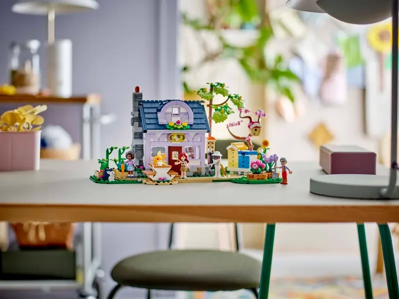 LEGO 42669 Dom včelárov a kvetinová záhrada.