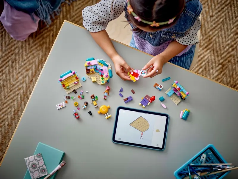 Stavebnica LEGO Friends 42649 Cukráreň v mestečku Heartlake.