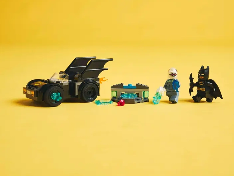 Stavebnica LEGO® 76301 DC Batman™ Batman™ a Batmobil vs. Mr. Freeze™