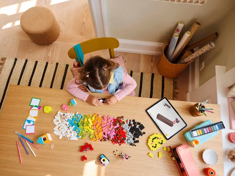 Stavebnica LEGO CLASSIC 11042 Kreatívna veselá krabička.