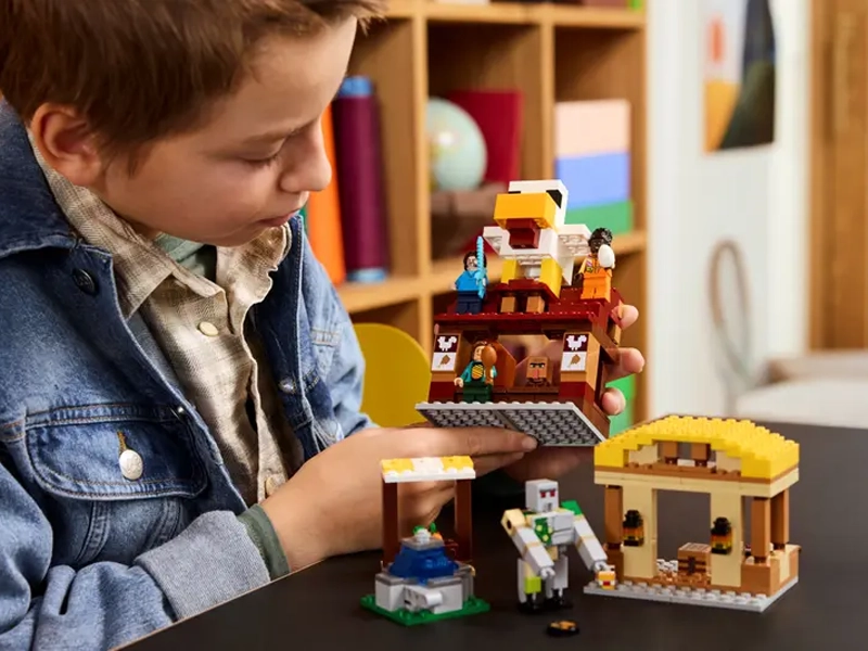 LEGO Minecraft 21273 Balón v podobe Ghasta a útok na dedinu.