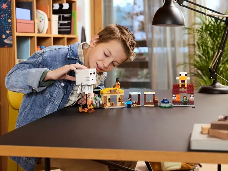 LEGO Minecraft Balón v podobe Ghasta a útok na dedinu.