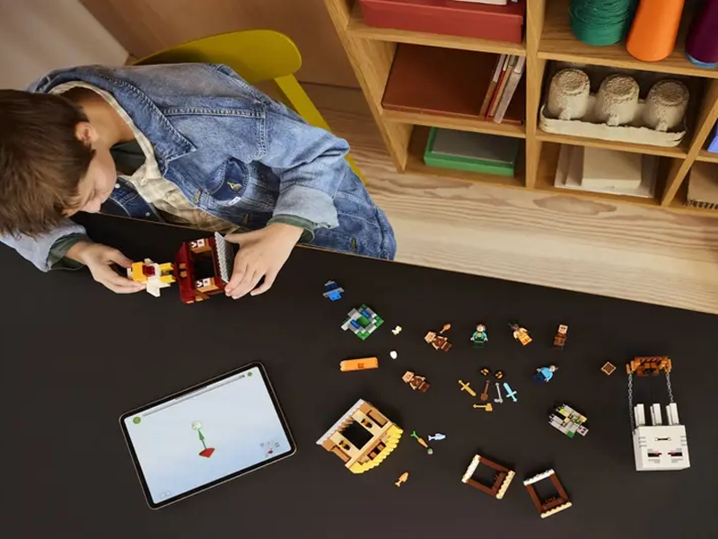 Stavebnica LEGO Minecraft 21273 Balón v podobe Ghasta a útok na dedinu.