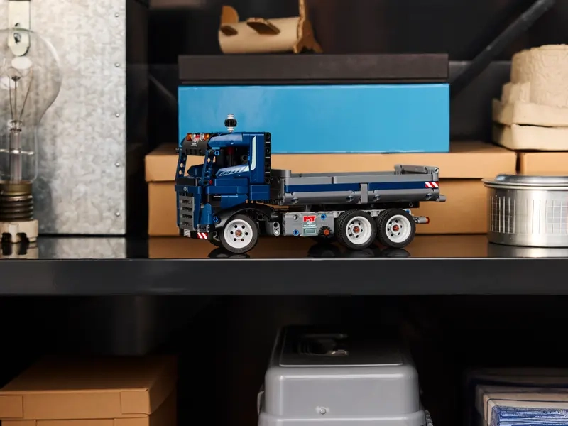 Stavebnica LEGO 42203 Technic Vyklápací nákladiak.