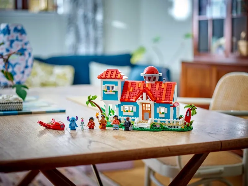 LEGO® 43268 Disney Lilo a Stitch a domček na pláži.