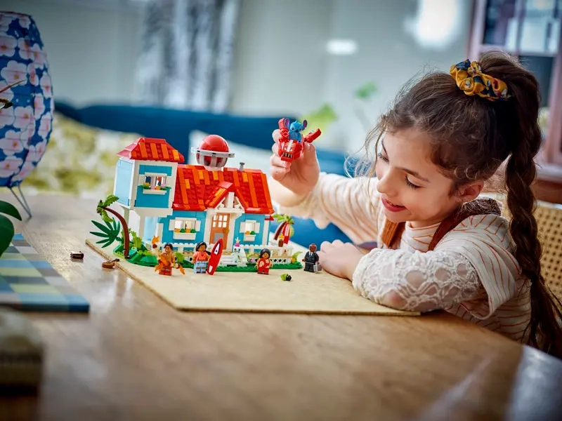 Stavebnica LEGO® 43268 Disney Lilo a Stitch a domček na pláži.