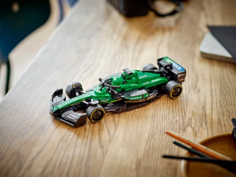 LEGO 77245 Speed Champions Pretekárske auto Aston Martin Aramco F1® AMR24.