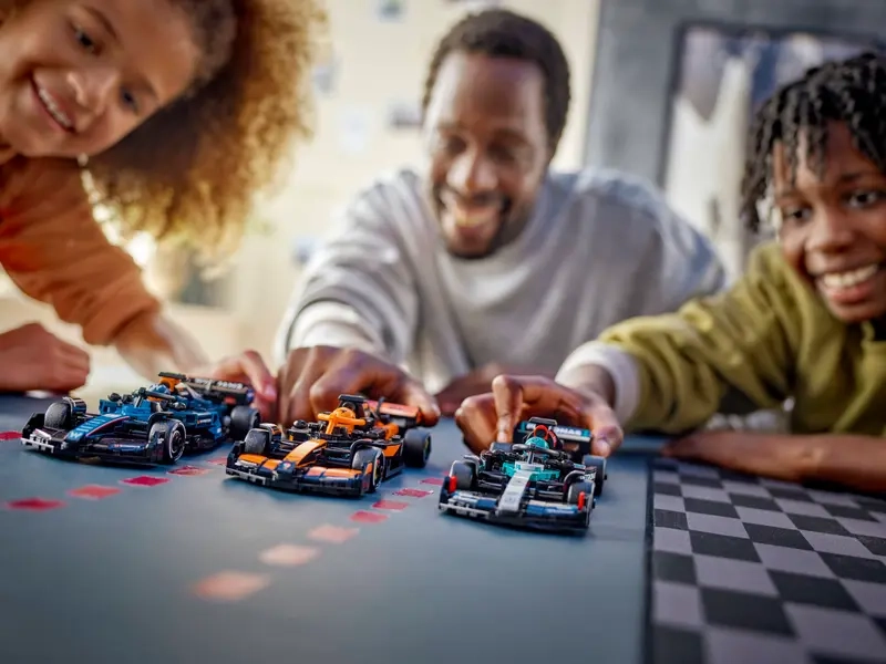 Stavebnica LEGO 77244 Speed Champions Pretekárske auto Mercedes-AMG W15 F1®.