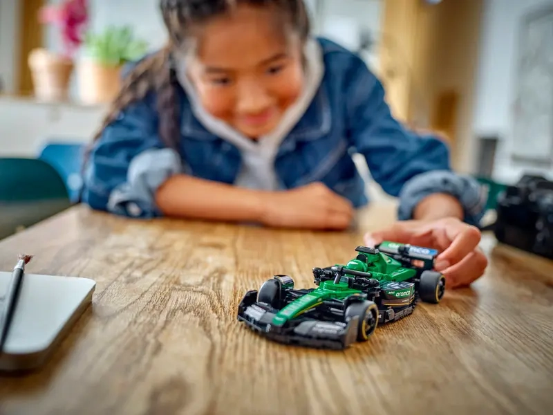 Stavebnica LEGO 77245 Speed Champions Pretekárske auto Aston Martin Aramco F1® AMR24.