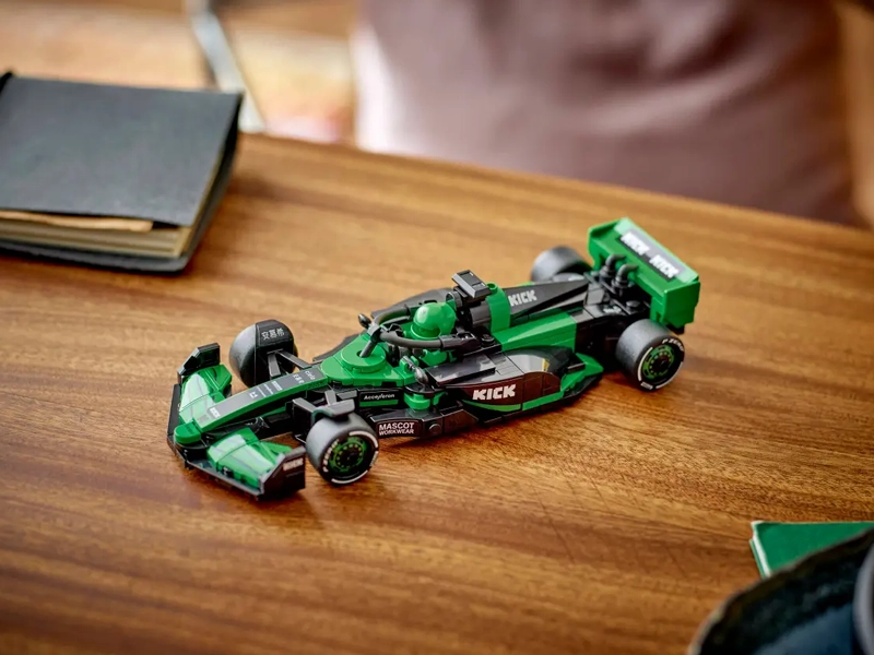 LEGO 77247 Speed Champions Pretekárske auto KICK Sauber F1® Team C44