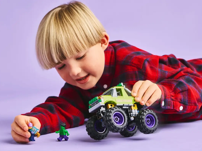 LEGO® 76312 Marvel Hulkov truck vs. Thanos.