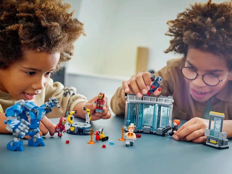 Stavebnica LEGO® Marvel Iron Man a jeho laboratórium: Sieň brnenia.