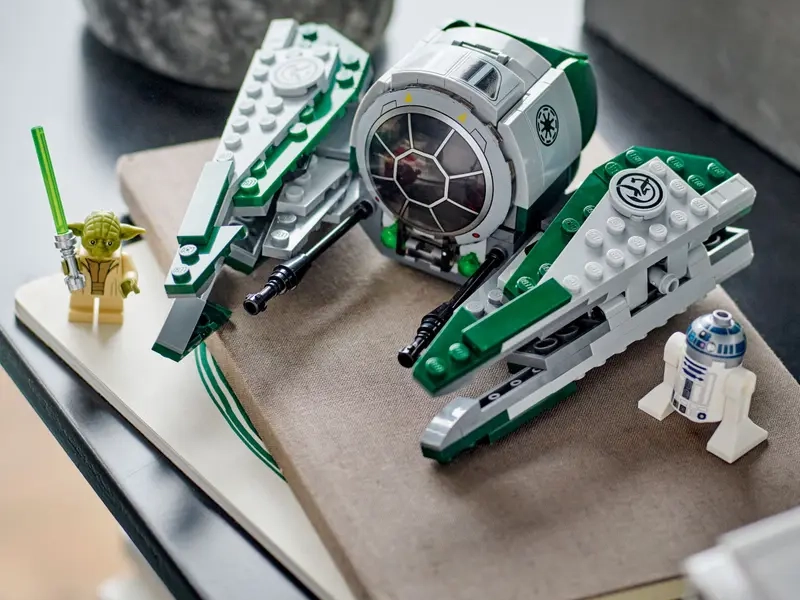 Lego Star Wars postavičky Yoda a R2D2.