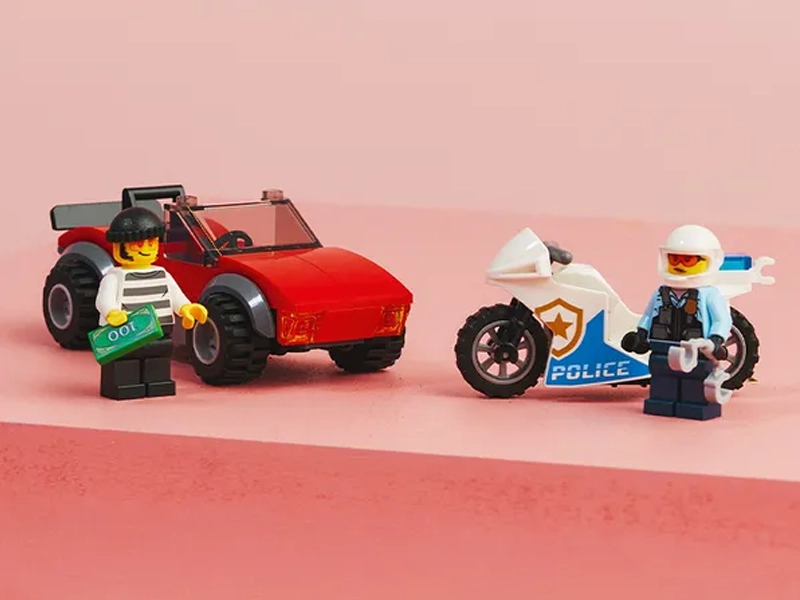 Lego Naháňačka auta s policajnou motorkou.