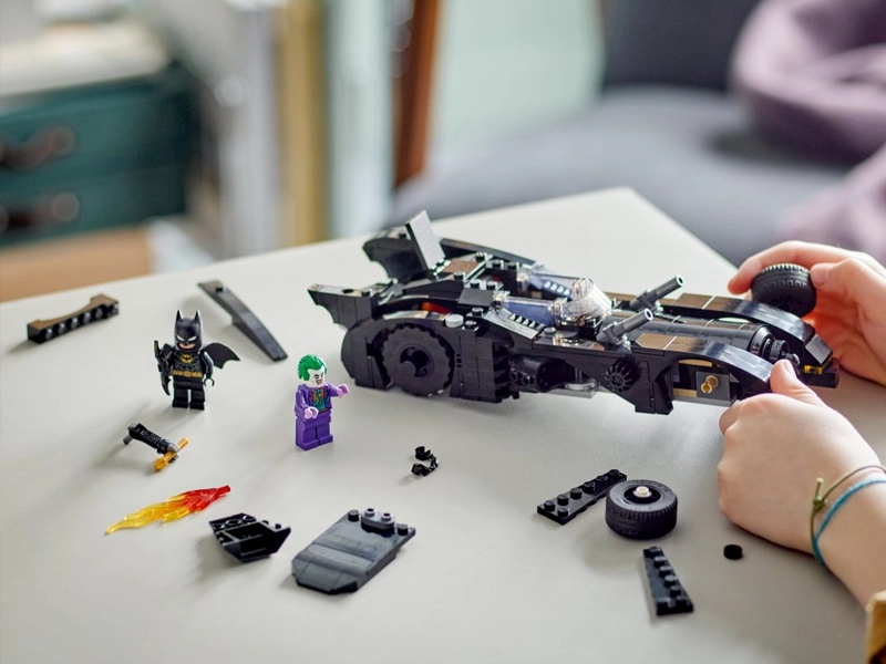 Lego Batman naháňačka v batmobile.