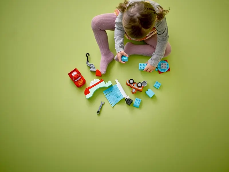 Lego Duplo V umyvárke s Bleskovým McQueenom a Materom.