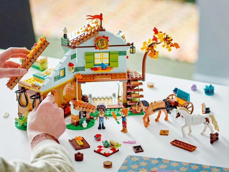 Stavebnica LEGO FRIENDS Autumn a jej konská stajňa.