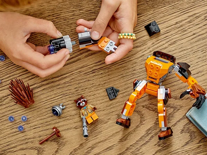 Stavebnica Lego Marvel Rocket v robotickom brnení.