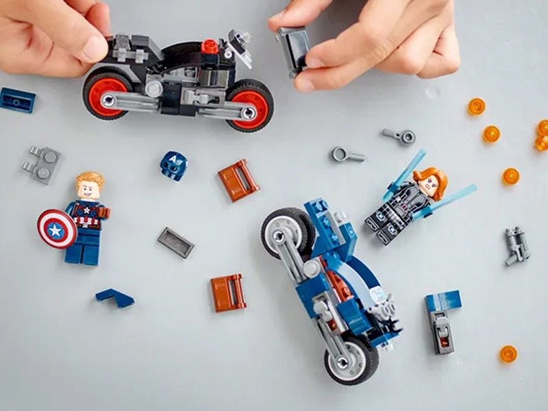 Lego Marvel Black Widow a Captain America na motorkách.