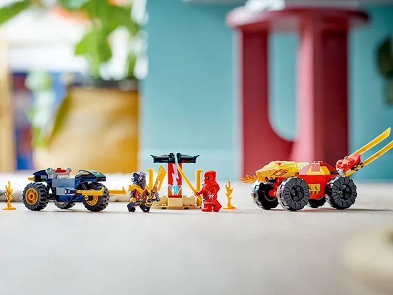 Lego Kai a Ras v súboji auta s motorkou.
