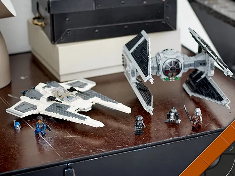 Stavebnica Lego Star Wars Mandaloriánska stíhačka triedy Fang proti TIE Interceptoru