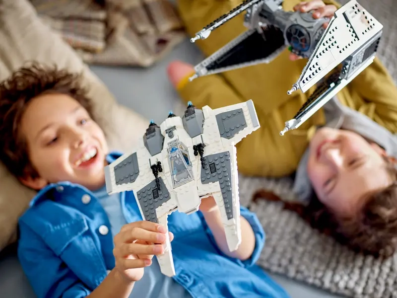 Lego Star Wars Mandaloriánska stíhačka triedy Fang proti TIE Interceptoru