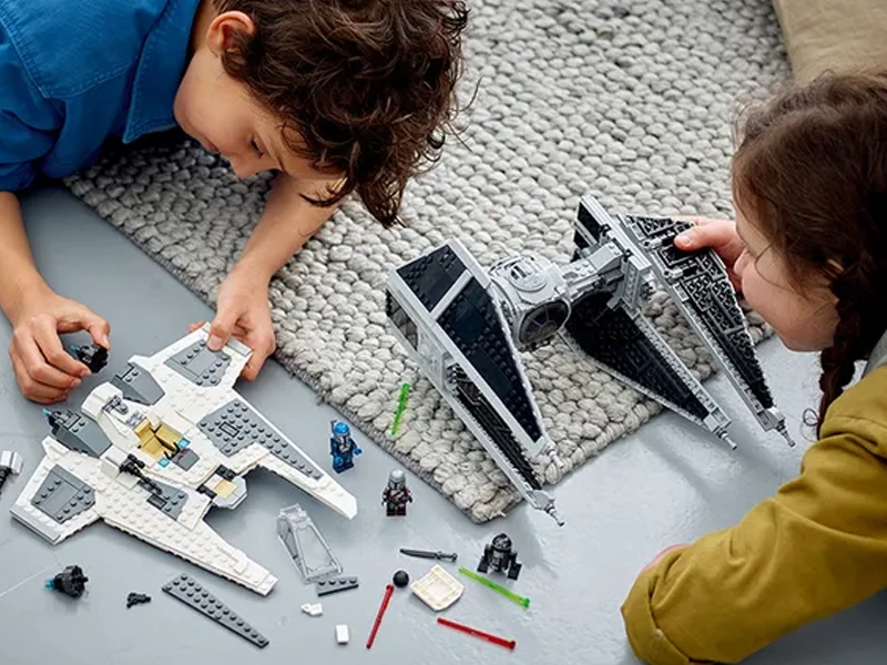 Lego Mandaloriánska stíhačka triedy Fang proti TIE Interceptoru