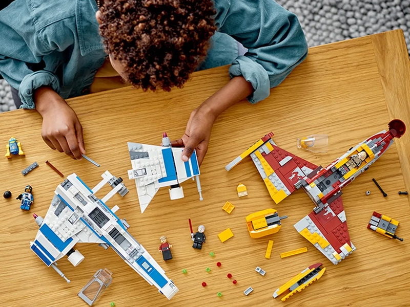 LEGO® Star Wars™ 75364 Stíhačka E-Wing™ Novej republiky vs. stíhačka Shin Hati.