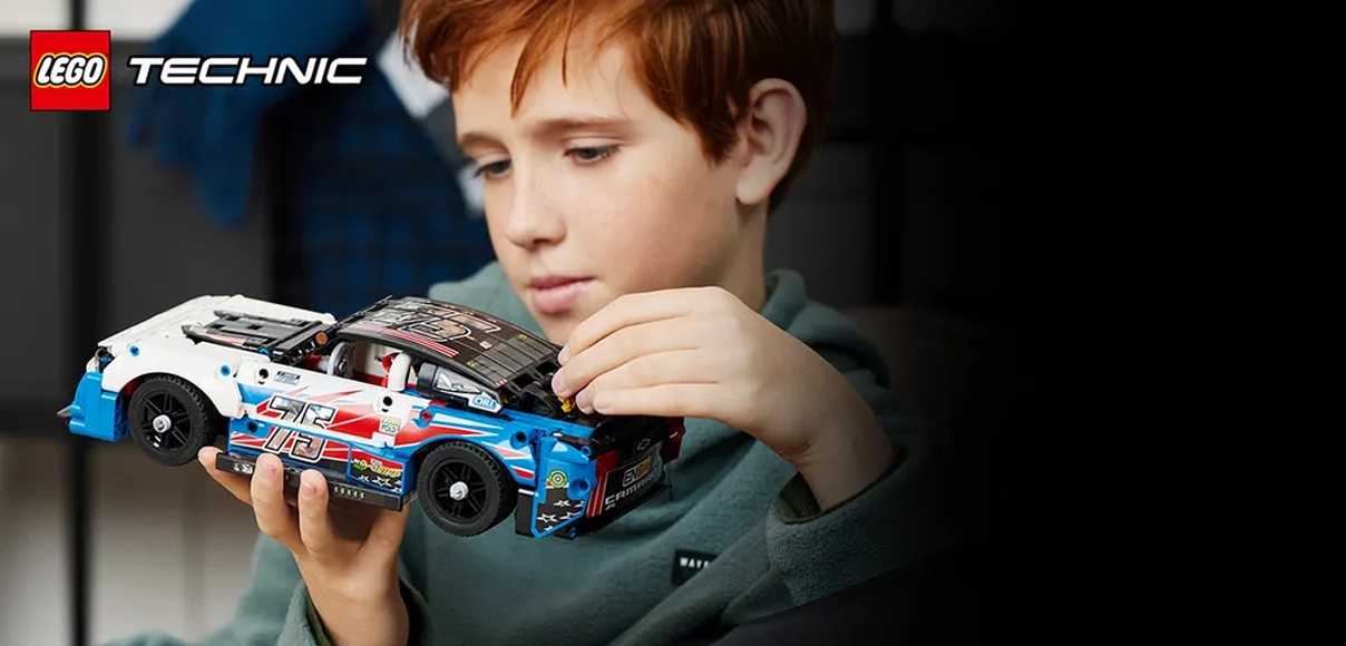 Hero Lego Technic NASCAR® Chevrolet Camaro ZL1.