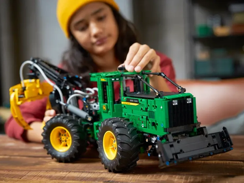 Lego Technic Lesný traktor John Deere.