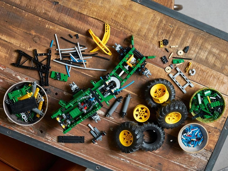 Stavebnica Lego Technic Lesný traktor John Deere 948L-II.