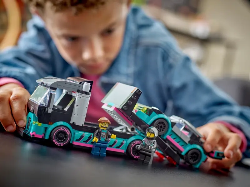 Stavebnica LEGO City Kamión s pretekárskym autom.