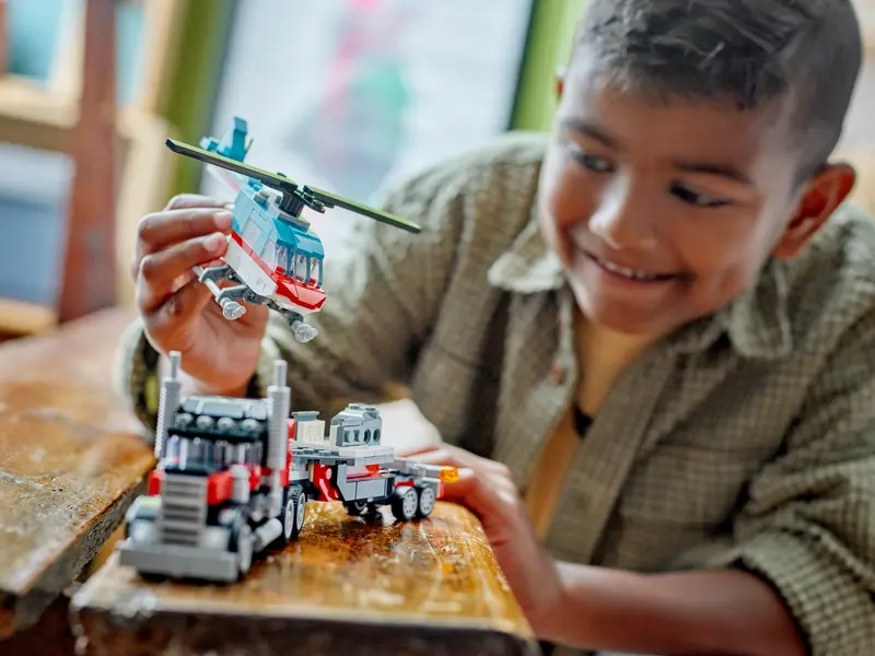 LEGO Creator Nákladiak s plochou korbou a helikoptérou.