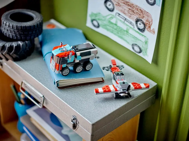 LEGO Creator Vrtulové litadlo a Cisternové vozidlo.
