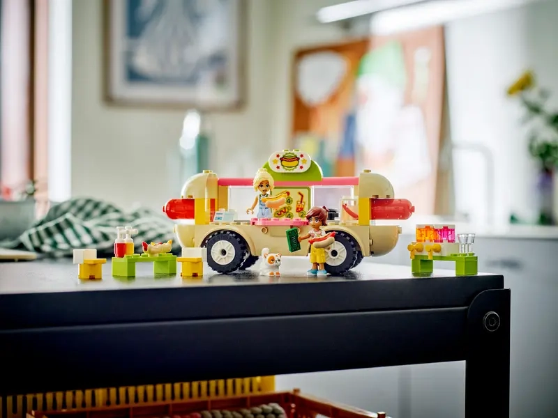 Stavebnica LEGO Friends Pojazdný stánok s hot dogmi.