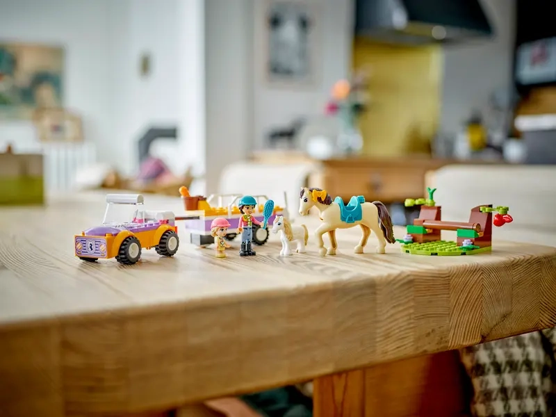 Stavebnica LEGO Friends Príves s koňom a poníkom.