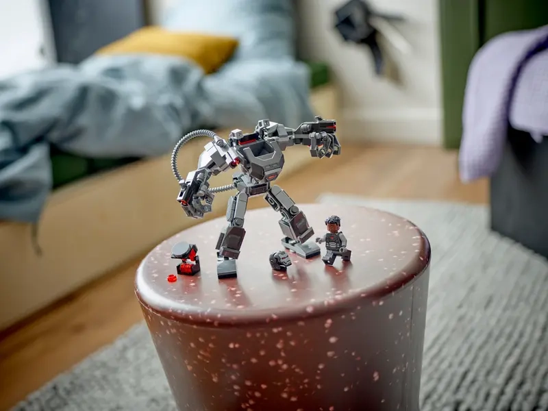 Stavebnica LEGO MARVEL War Machine v robotickom obrnení.