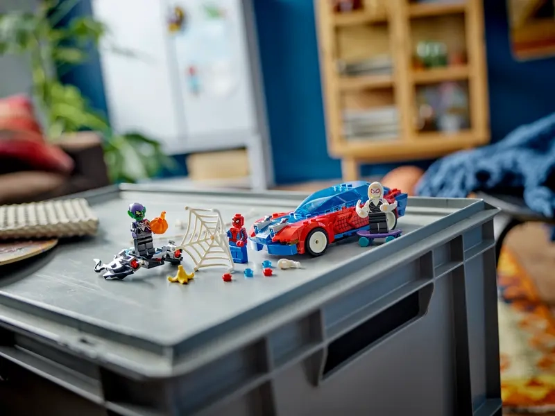 LEGO Marvel Spider-Manovo pretekárske auto a Venomov Zelený goblin.