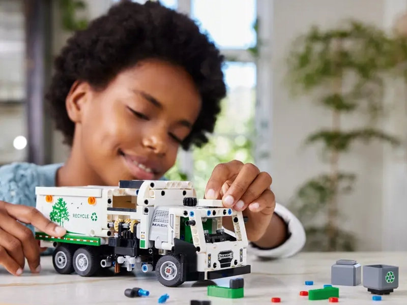 Stavebnica LEGO Technic Smetiarske auto Mack® LR Electric.
