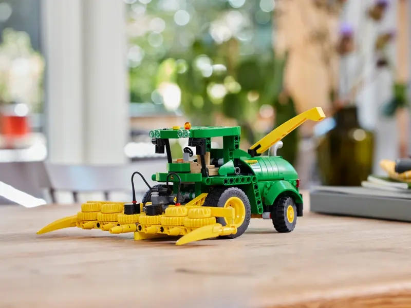 Stavebnica LEGO Technic John Deere 9700 Forage Harvester.