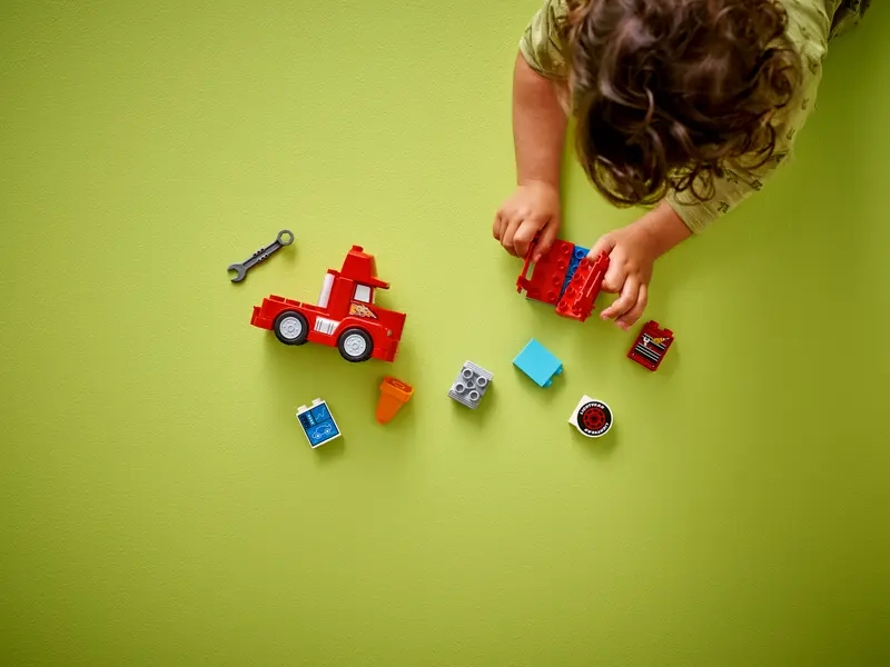 Stavebnica LEGO® DUPLO Mack na pretekoch.