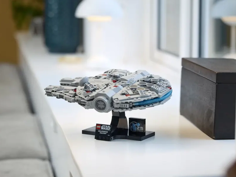 LEGO STAR WARS Millennium Falcon.