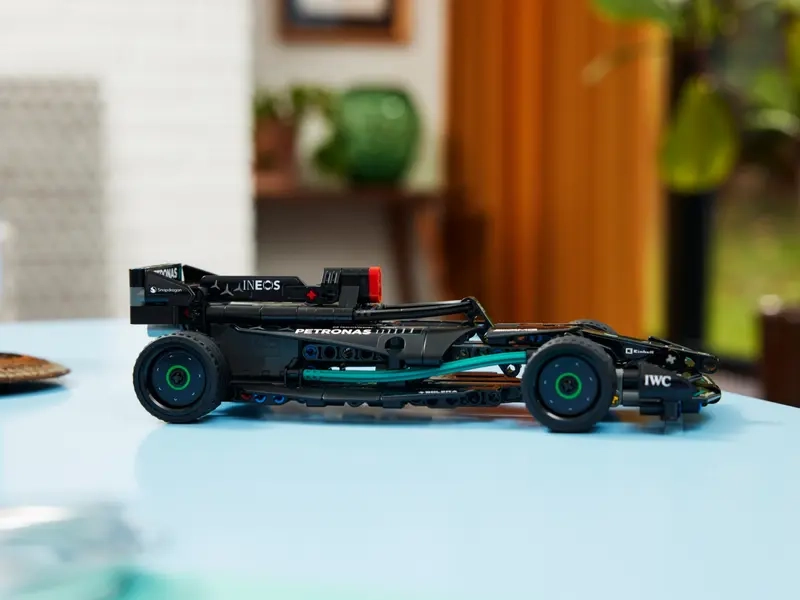 Stavebnica LEGO TECHNIC Mercedes-AMG F1 W14 E Performance Pull-Back.