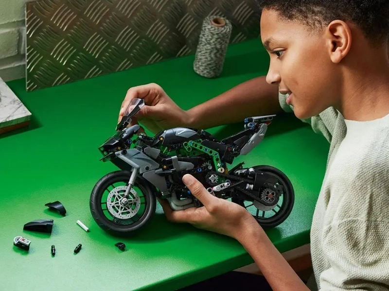 LEGO TECHNIC Motorka Kawasaki Ninja H2R.