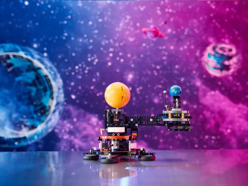 LEGO Technic Planéta Zem a Mesiac na obežnej dráhe.