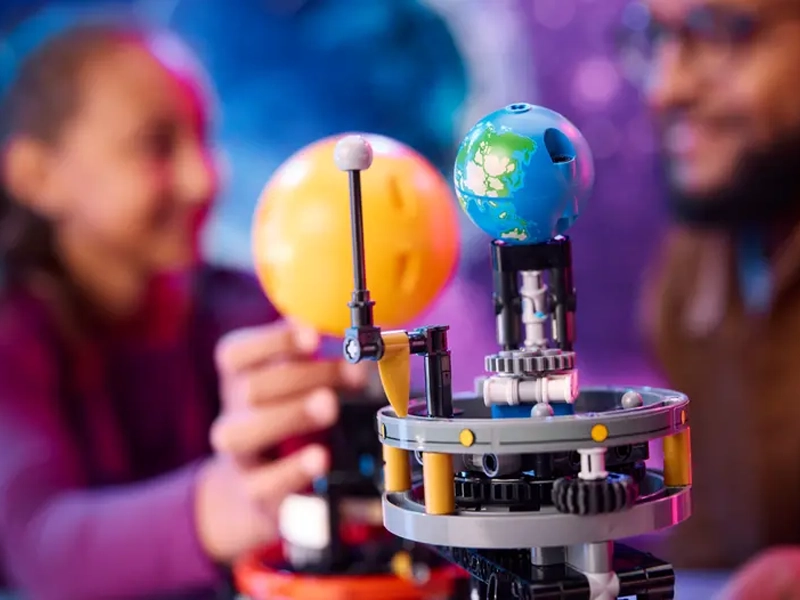 Stavebnica LEGO Technic Planéta Zem a Mesiac na obežnej dráhe.