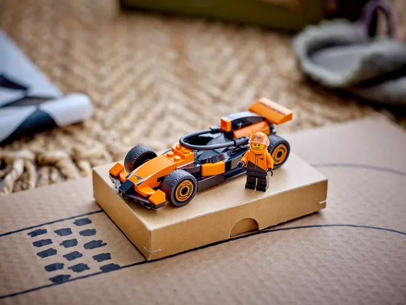 Stavebnica LEGO 60442 City Jazdec F1® s pretekárskym autom McLaren.