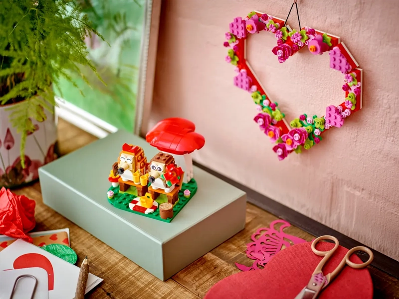 Stavebnica LEGO 40711 Iconic Ježkovia na pikniku.