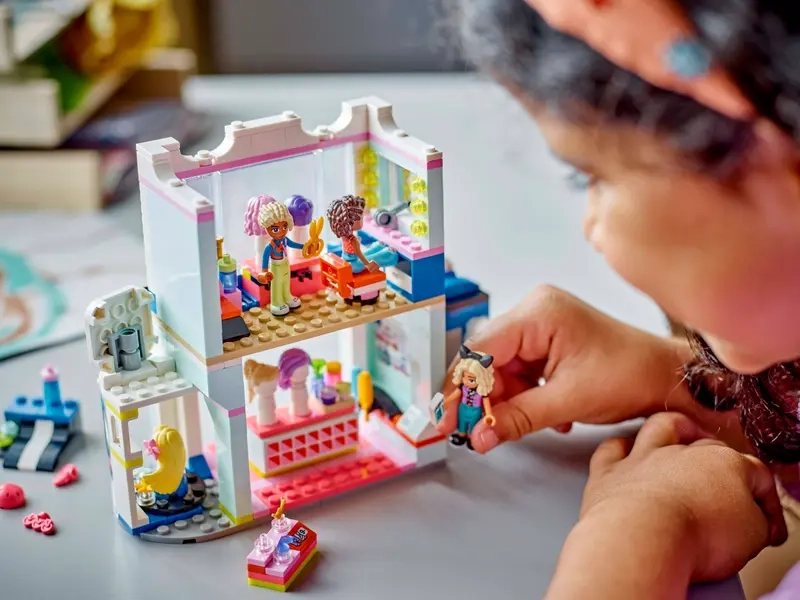 Stavebnica LEGO Friends 42662 Kaderníctvo a obchod s doplnkami.