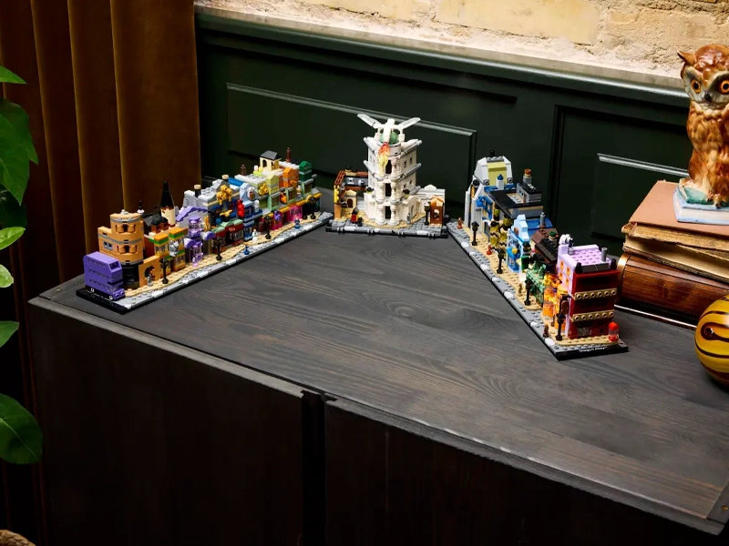 Stavebnica LEGO 76444 Harry Potter Čarodejnícke obchody v Šikmej uličke.